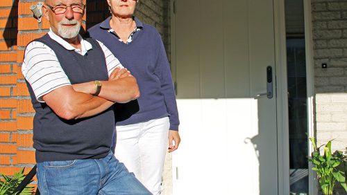 en man och en kvinna framför en dörr