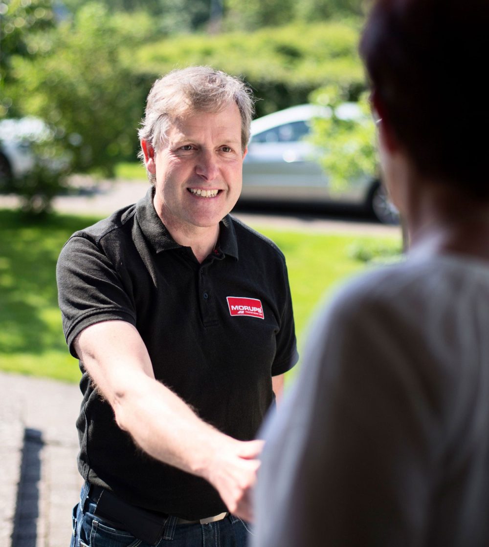 en säljare skakar hand med en kvinna
